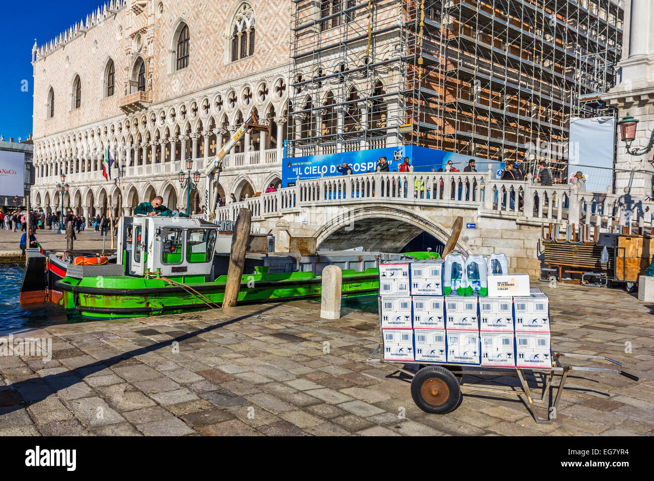 Arbeiter Workboat laden in der Nähe von den Dogenpalast in Venedig, Italien Stockfoto