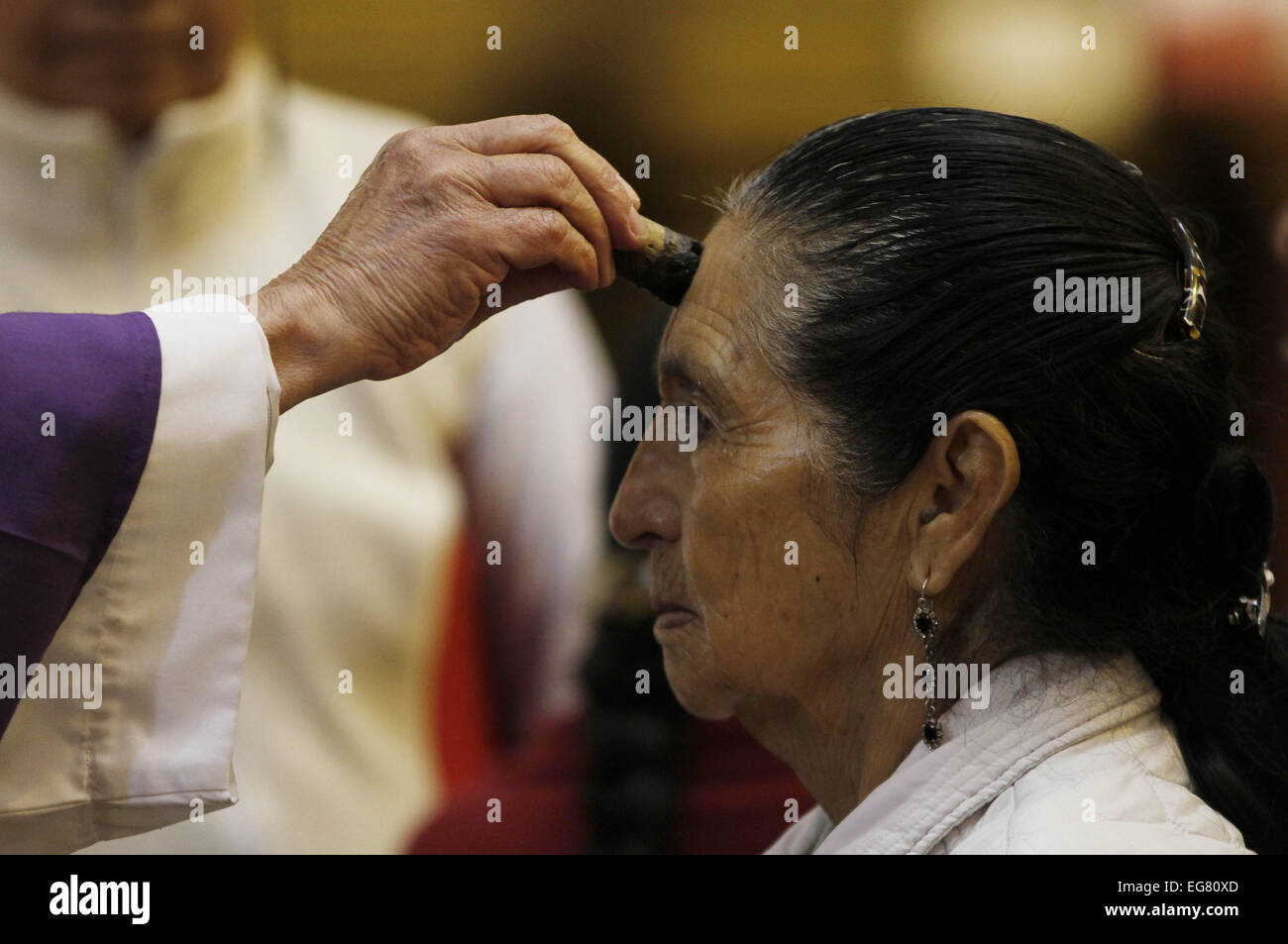 Quito, Ecuador. 18. Februar 2015. Eine Frau besucht die traditionelle Aschermittwoch-Masse, markiert den Beginn der Fastenzeit, in Quito, der Hauptstadt von Ecuador, am 18. Februar 2015. © Str/Xinhua/Alamy Live-Nachrichten Stockfoto