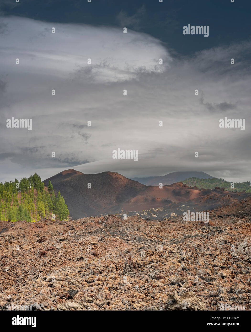 Blick über Montana de Chinyero in Richtung Vulkan Teide, durch eine riesige linsenförmige Wolke und anderen spektakulären Wolkenformationen drapiert Stockfoto