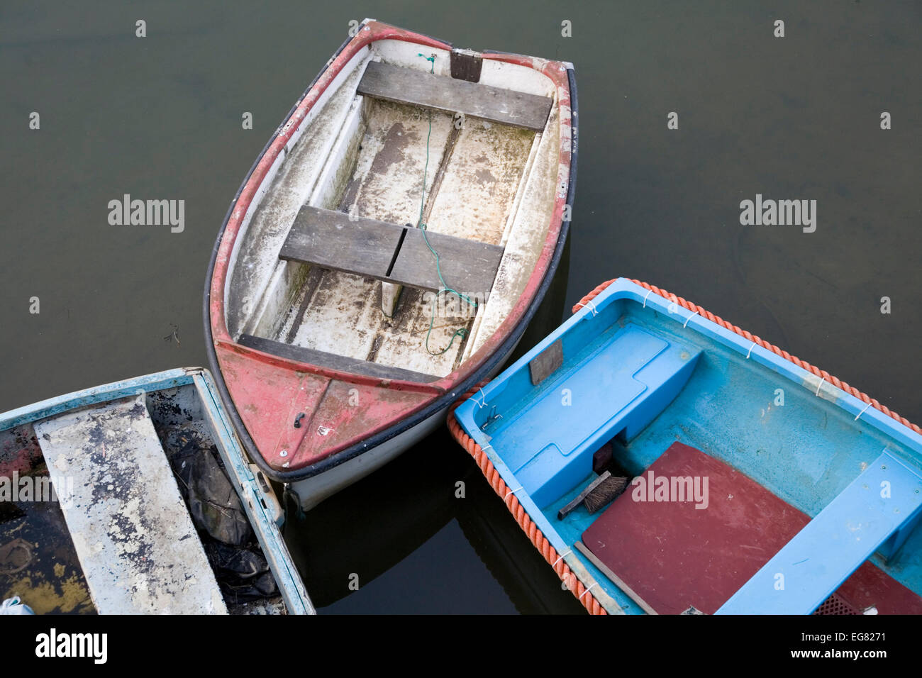 3 Schlauchboote oder Tender, die am Hafen von Cobb bei Lyme Regis festgemacht sind. Diese werden verwendet, um von größeren Schiffen vor und zurück zur Hafenmauer zu laufen. Stockfoto