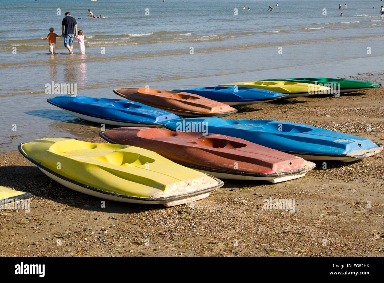 Paddelkajaks / Kanus können am Strand von Weymouth, Dorset, gemietet werden. Der flach abfallende Strand ist ideal für Wassersport und Baden an der Küste. Stockfoto