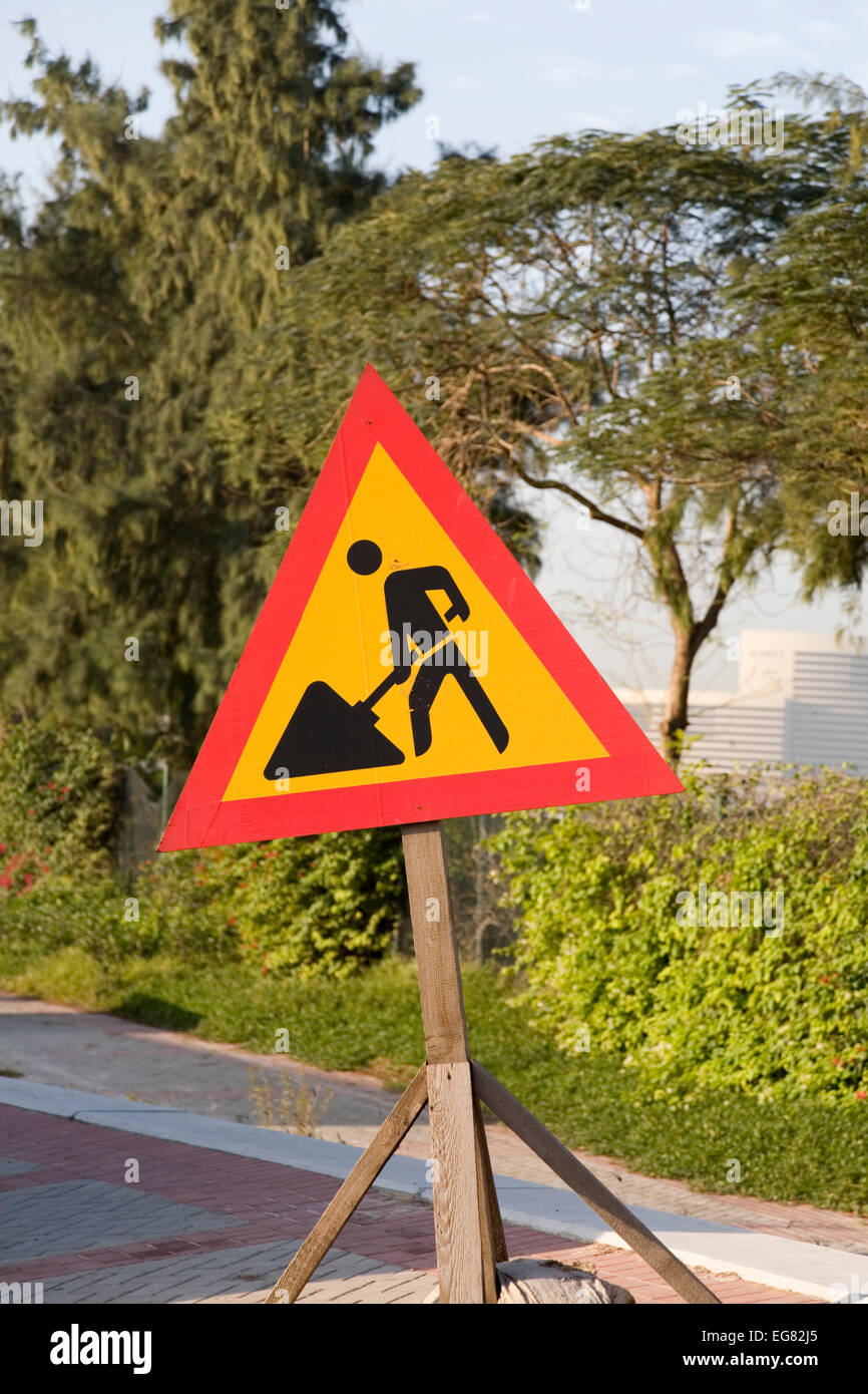 Gefahr / Warnung - Männer arbeiten Straßenschild in Dubai, Vereinigte Arabische Emirate Stockfoto