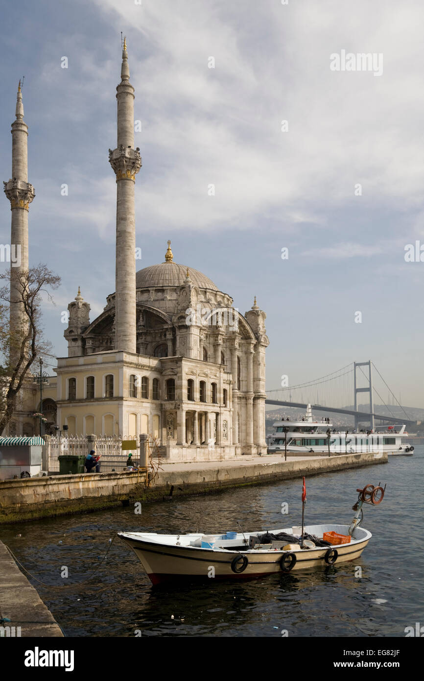 Ortakoy Moschee Istanbul Türkei steht am Ufer des Bosporus, im Hintergrund die erste Brücke, die Asien mit Europa verbindet. Erbaut 1720 Stockfoto