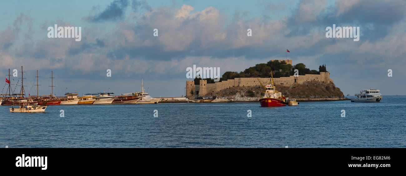 Boote, Kusadasi Hafen Burg in Ephesus, Türkei Stockfoto