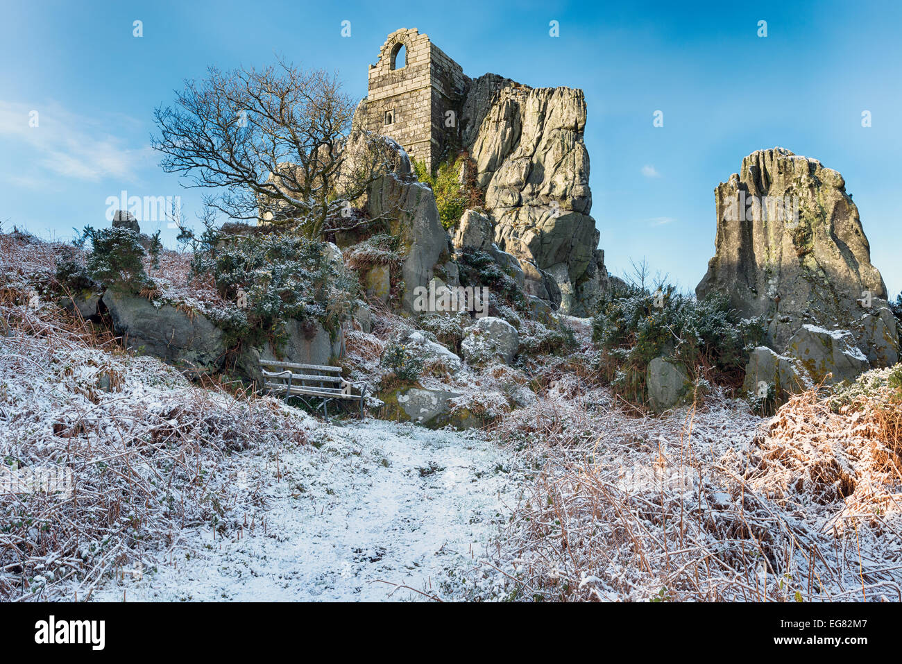 Winterschnee bei Roche Rock ein Ausläufer der schroffe Granit mit einer alten verfallenen Kapelle eingebaut, um die Felsen am Moor bei Roche n Stockfoto