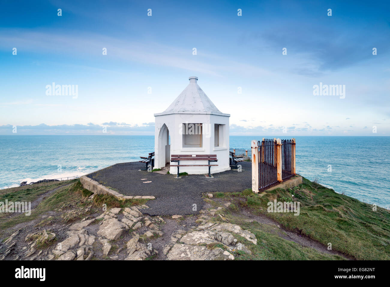 Ein weißen sechseckigen Pavillon auf der Landzunge Towan in Newquay in Cornwall Stockfoto