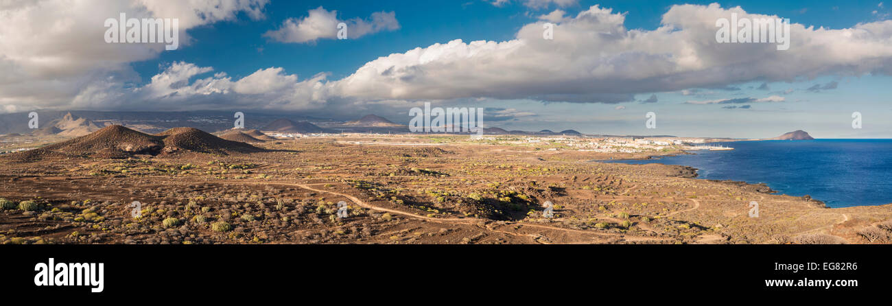 Vom Kraterrand des alten Vulkankegels von Montana Amarilla aus bietet sich ein Panorama über die Malpais von Costa del Silencio, Tenera Stockfoto