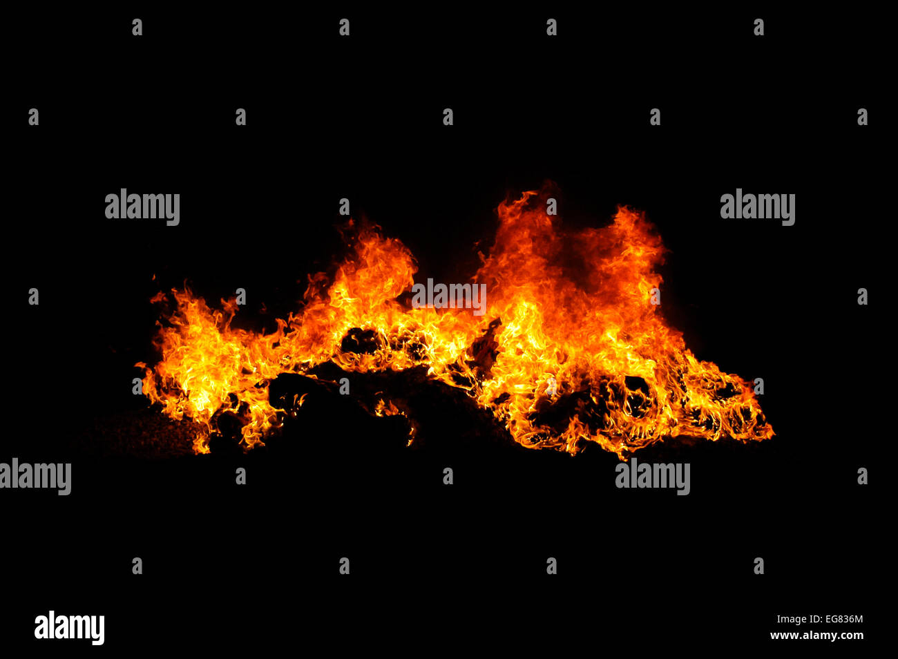 Echte Flammen isoliert auf schwarz Stockfoto
