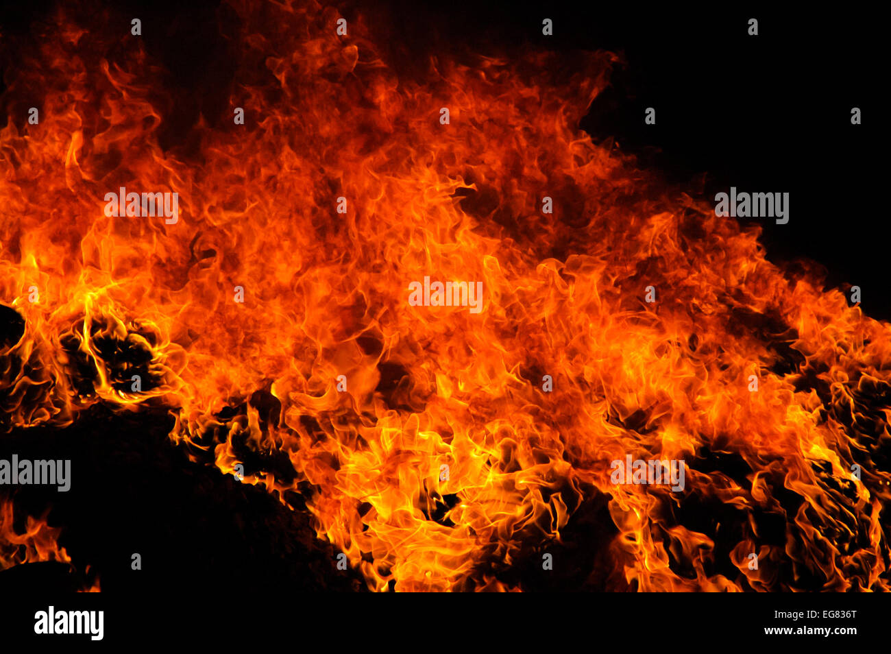 Echte Flammen isoliert auf schwarz Stockfoto