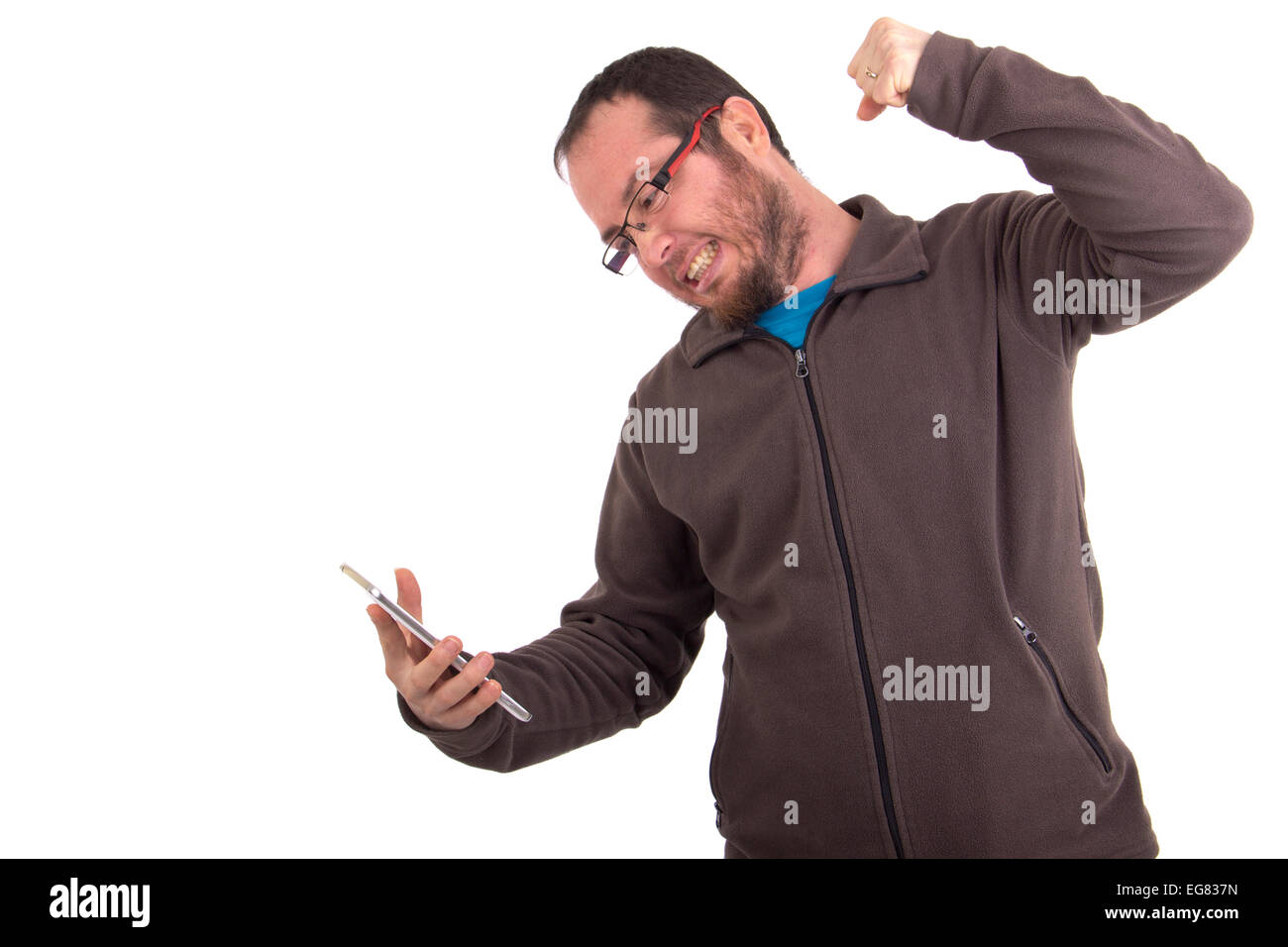 verärgerter Mann SMS auf seinem Handy isoliert auf weißem Hintergrund Stockfoto
