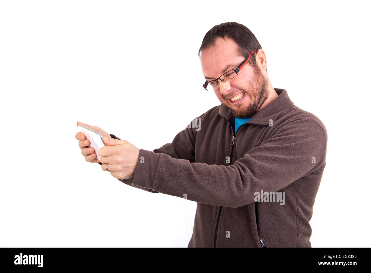 verärgerter Mann SMS auf seinem Handy isoliert auf weißem Hintergrund Stockfoto