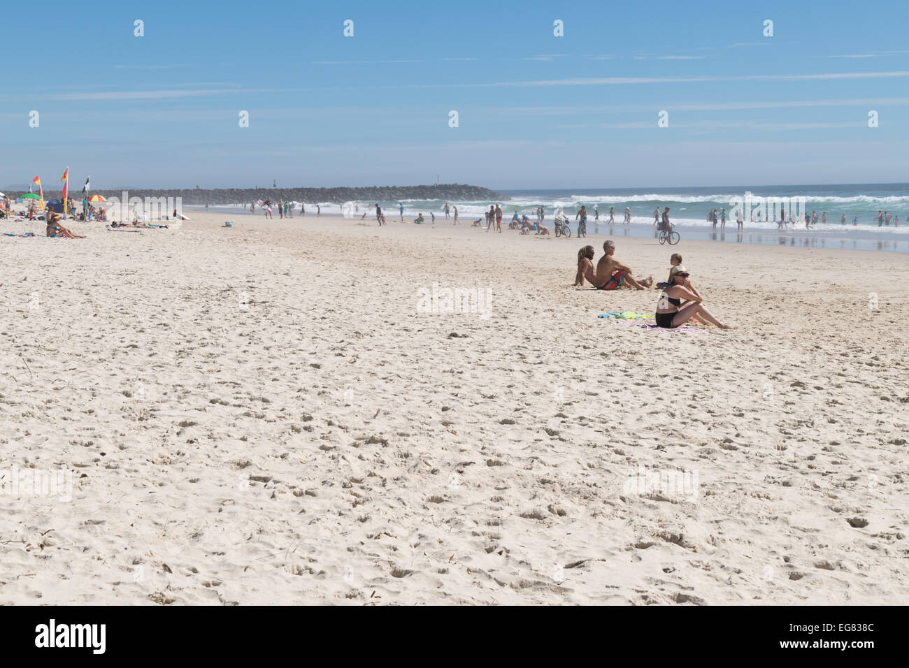 Überwachter Brunswick Heads Strand in Australien am frühen Morgen in den Sommerferien Stockfoto