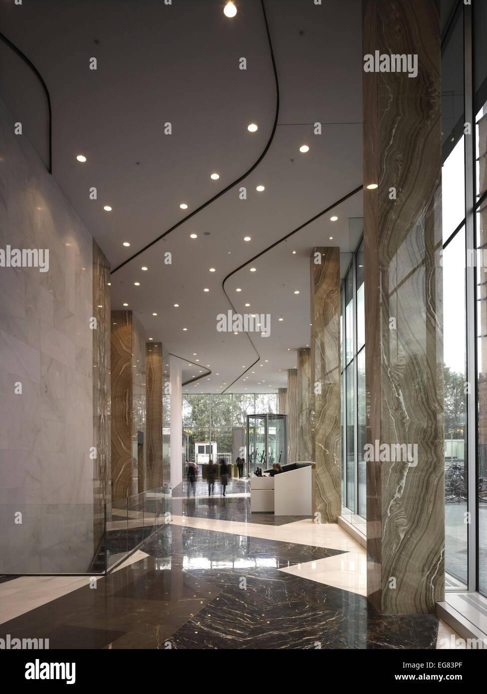 Der Felsen, Amsterdam, Niederlande. Architekt: Erick van Egeraat, 2011. Blick durch die Eingangshalle im Erdgeschoss. Stockfoto