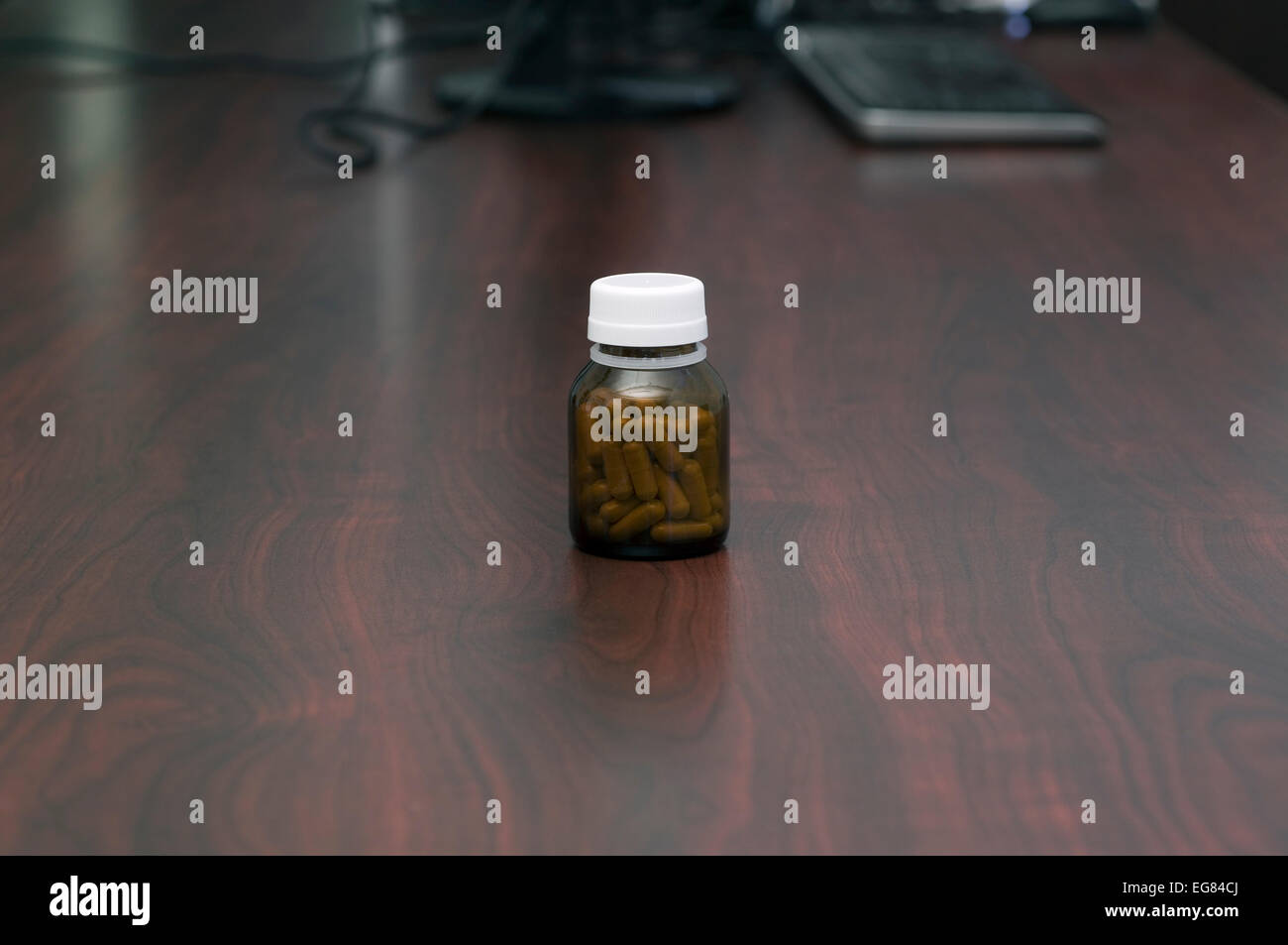 Medizinfläschchen der Kapseln auf einen Schreibtisch aus Holz Stockfoto