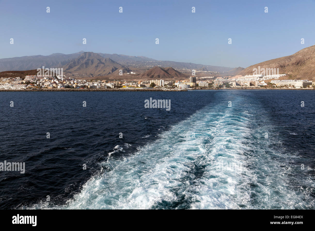 Beenden Sie mit der Fähre vom Hafen Los Cristianos und den Teide auf der Rückseite, Los Cristianos, Teneriffa, Kanarische Inseln Stockfoto
