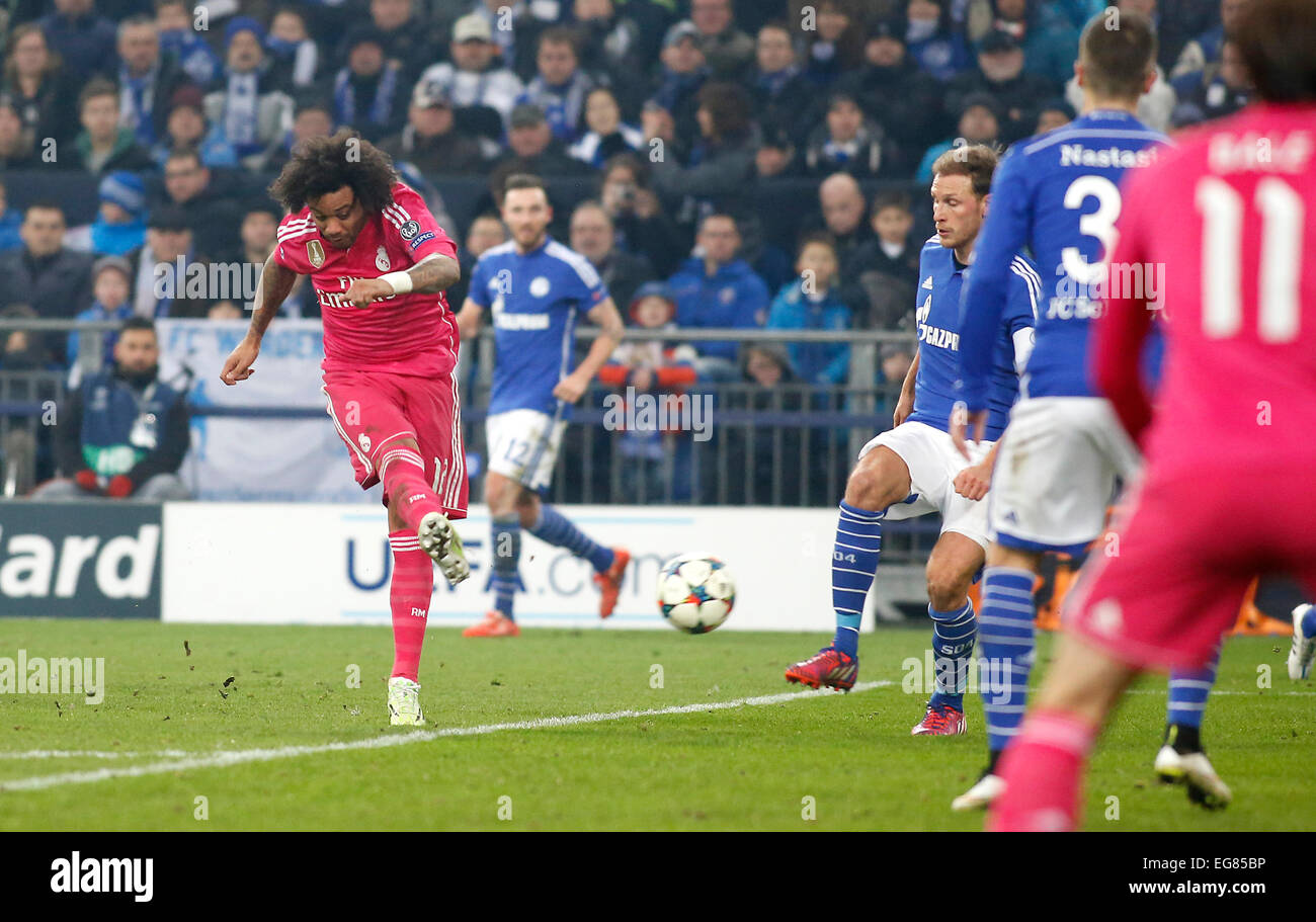 Gelsenkirchen, Deutschland. 18. Februar 2015. Marcelo (Real Madrid) Aufnahmen in dieser Szene das 2:0 in der Champions-League-Spiel zwischen FC Schalke 04 und Real Madrid, Veltins Arena in Gelsenkirchen am 18. Februar. 2015. Bildnachweis: Dpa picture Alliance/Alamy Live News Stockfoto