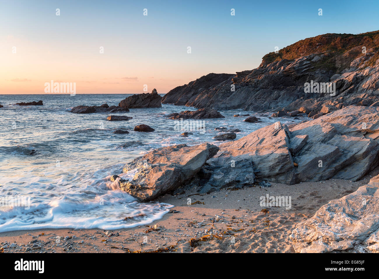 Kleinen Fistral Strand einer kleinen Bucht aus den wichtigsten Fistral Surfstrand in Newquay in Cornwall Stockfoto