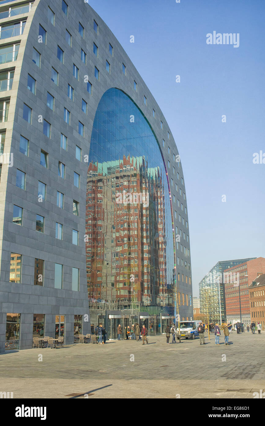 Blick auf die neue künstlerische Lebensmittel-Markthalle in Rotterdam, Niederlande Stockfoto