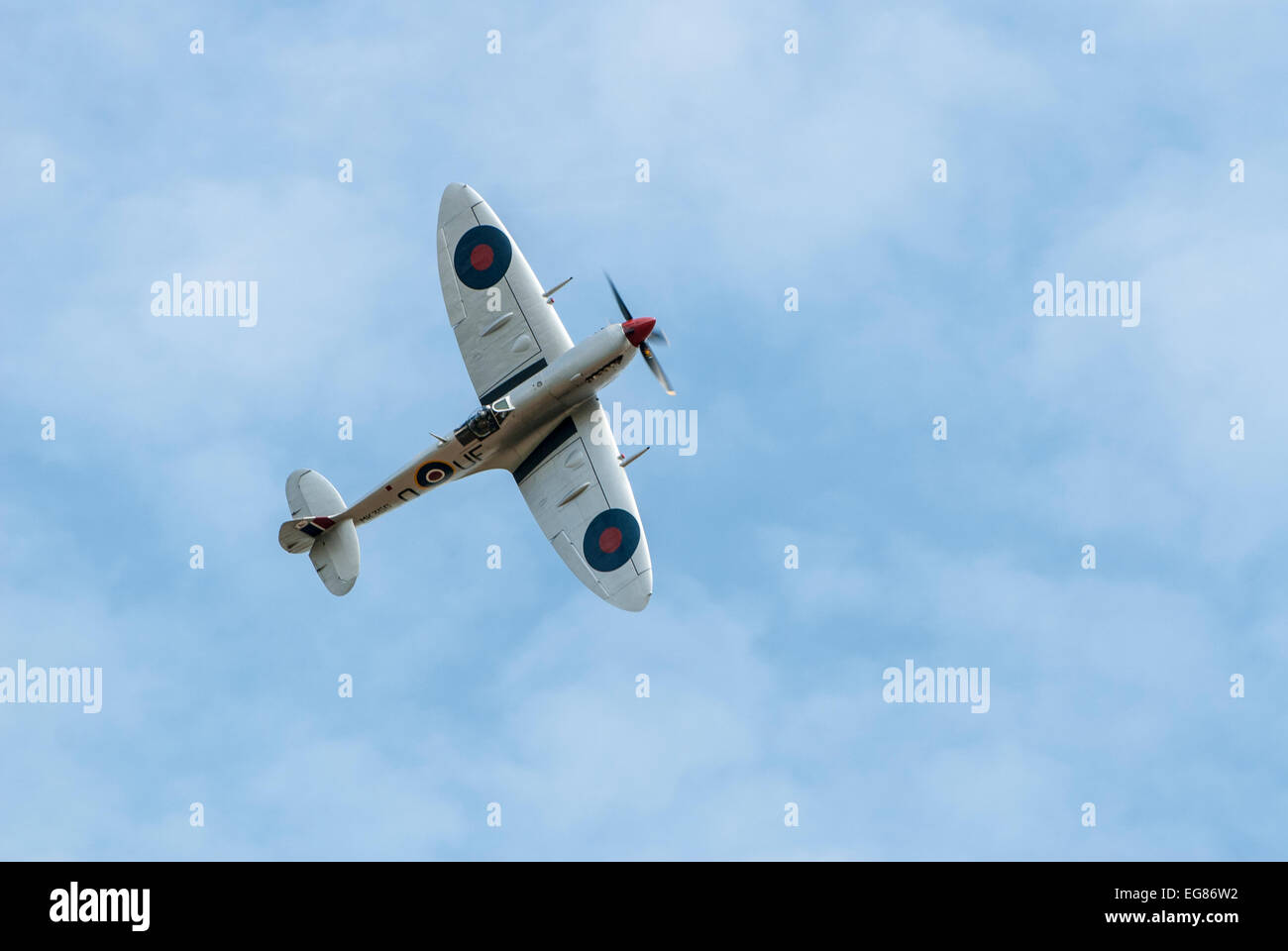 BBMF Spitfire MK356 im blauen Himmel Stockfoto