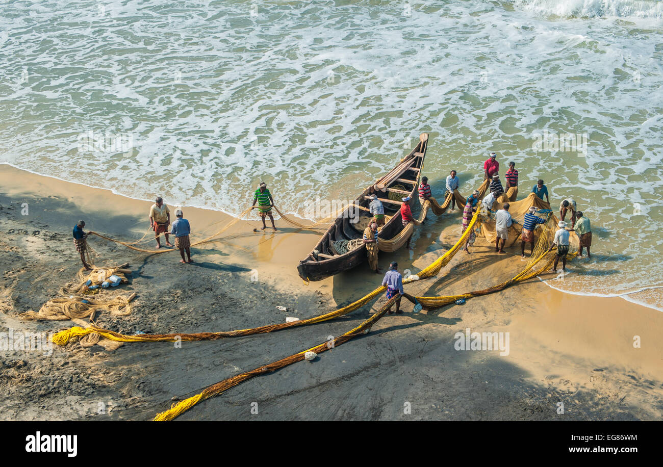 KERALA, Indien - 19. Januar: Traditionelle Fischerei in Südindien auf 19. Januar 2013 in Kerala, Indien Stockfoto