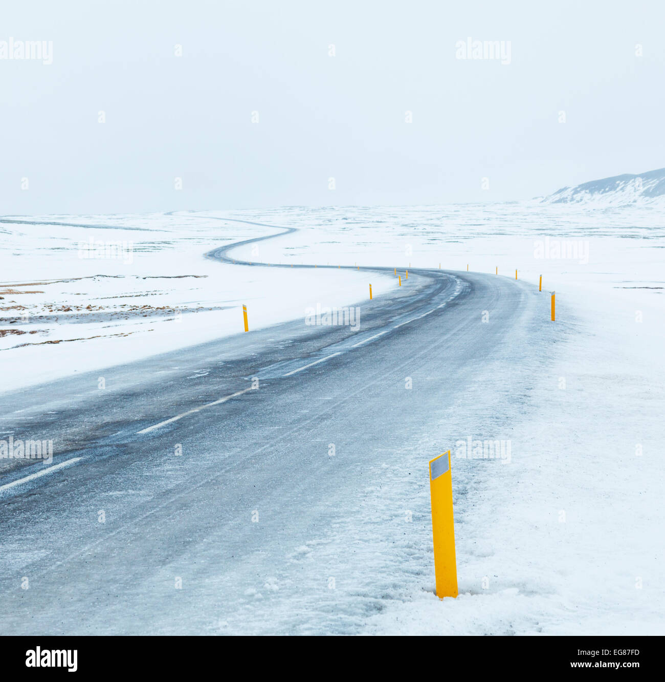 Eisige S-förmige Straße im Winter Island-Europa Stockfoto