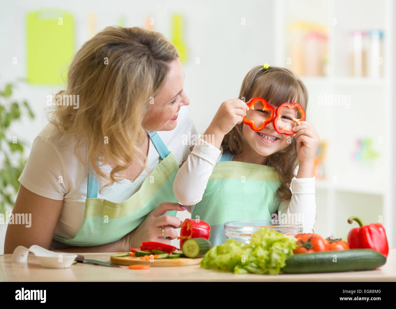 Mutter und Kind gesundes Essen zubereiten und dabei Spaß haben Stockfoto