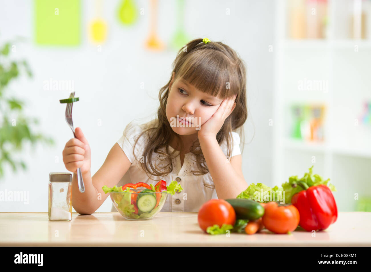 Kind Mädchen sieht mit Ekel für gesunde Ernährung Stockfoto