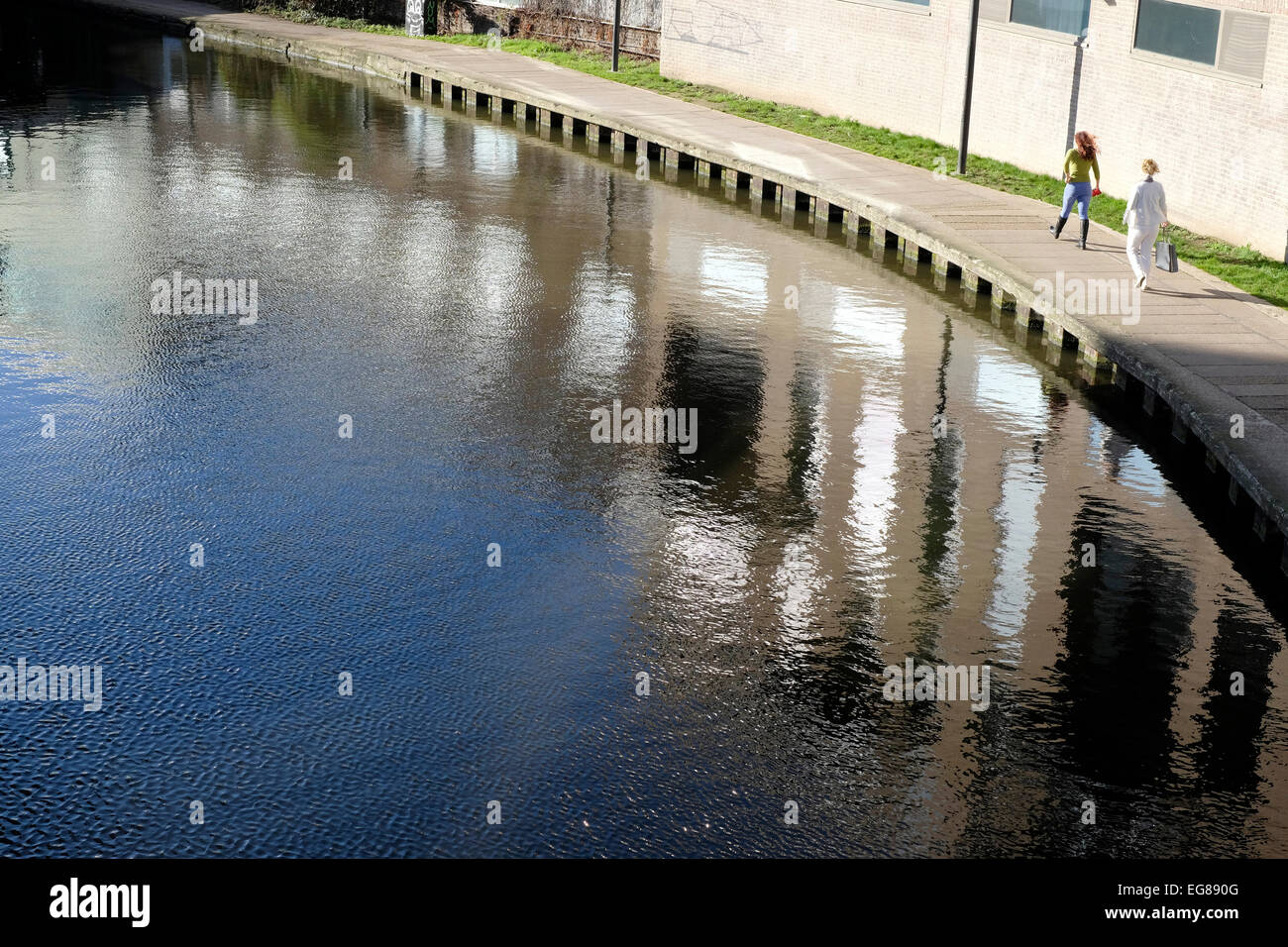 Zwei Frauen gehen durch Regents Canal. Stockfoto