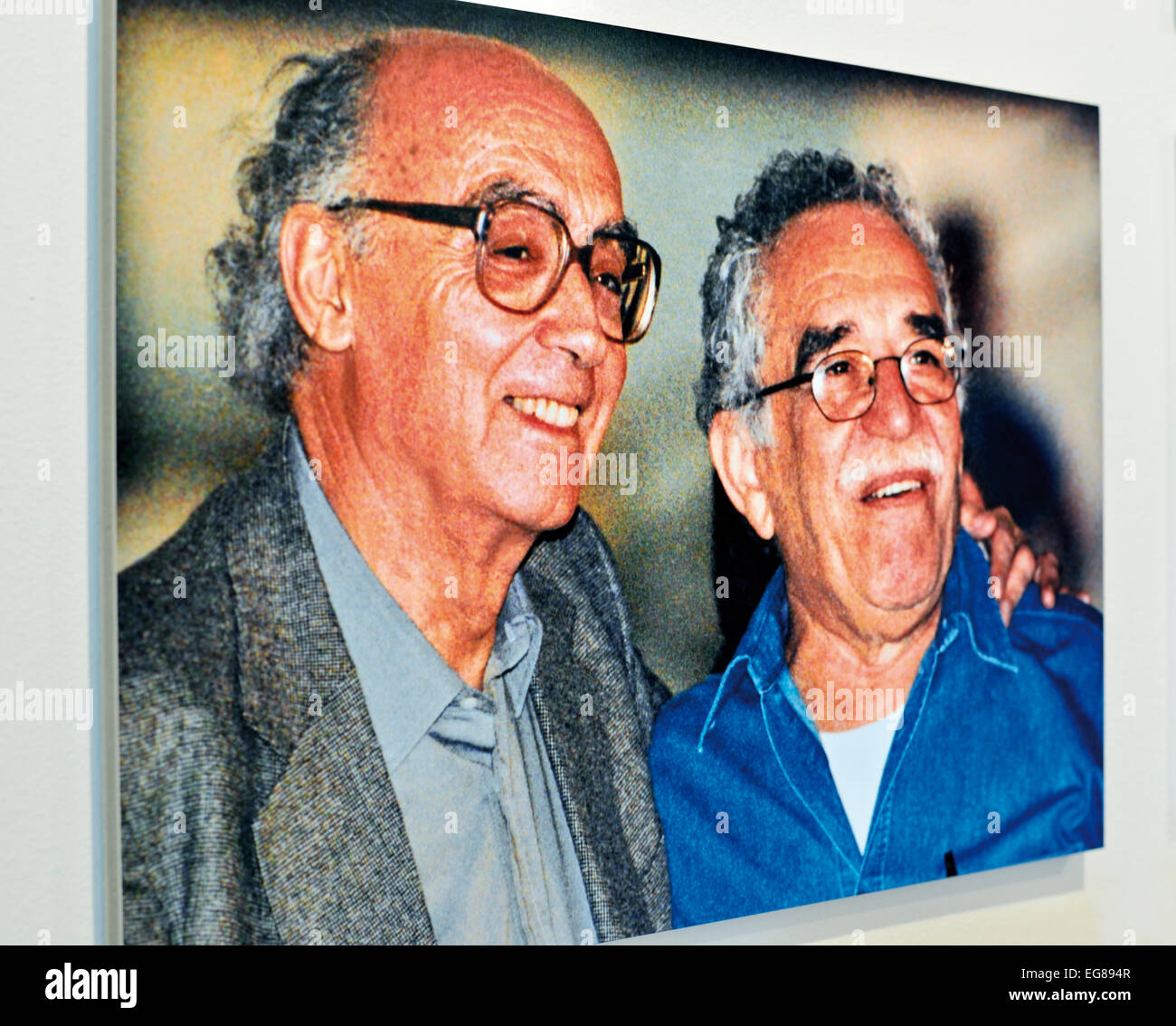 Portugal, Lissabon: Bild von Schriftstellern José Saramago und Gabriel García Marquéz in der José Saramago-Stiftung Stockfoto