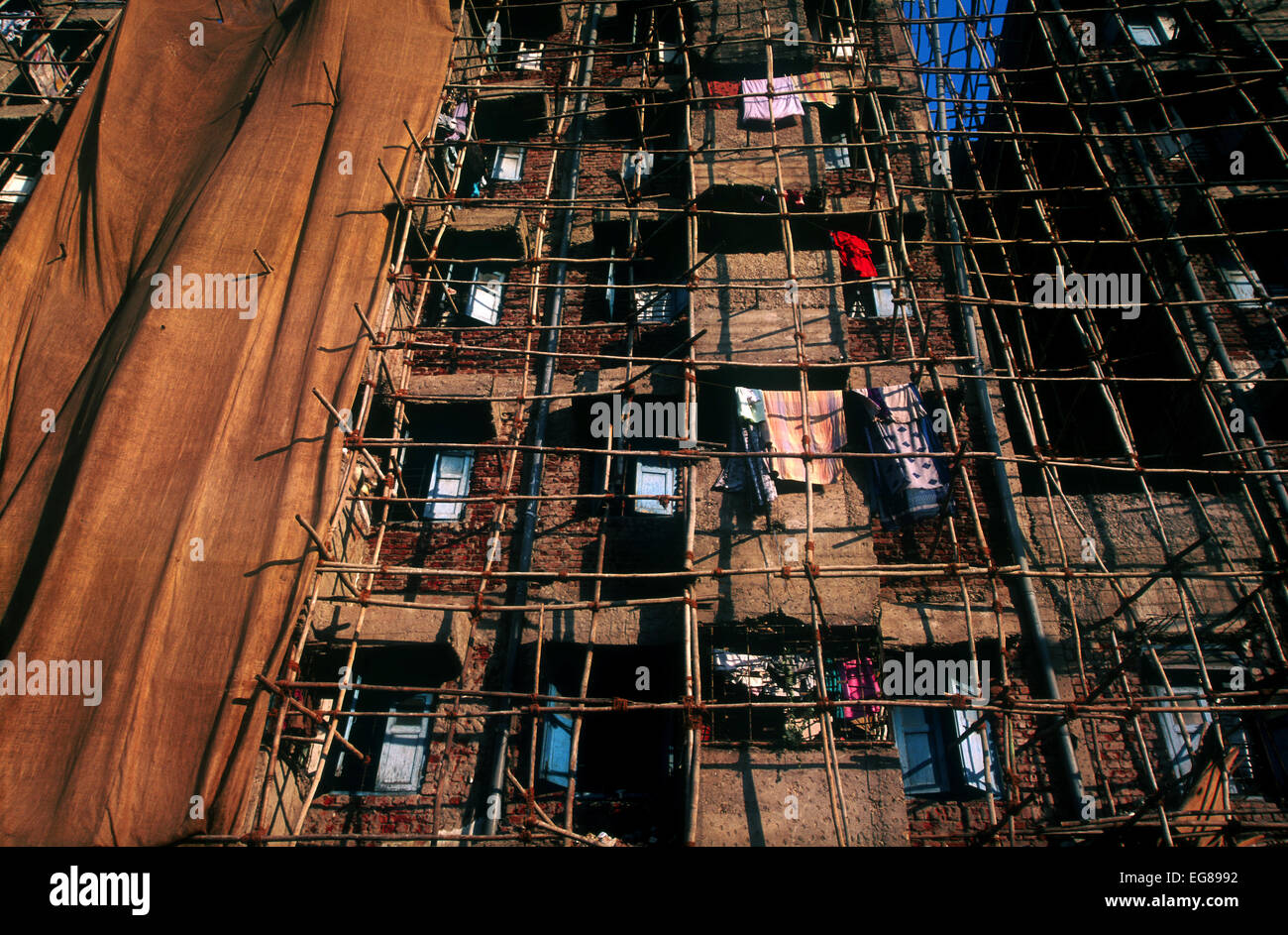Multi moderne Etagen über Gerüste in Mumbai, Indien, unter Wartung Stockfoto