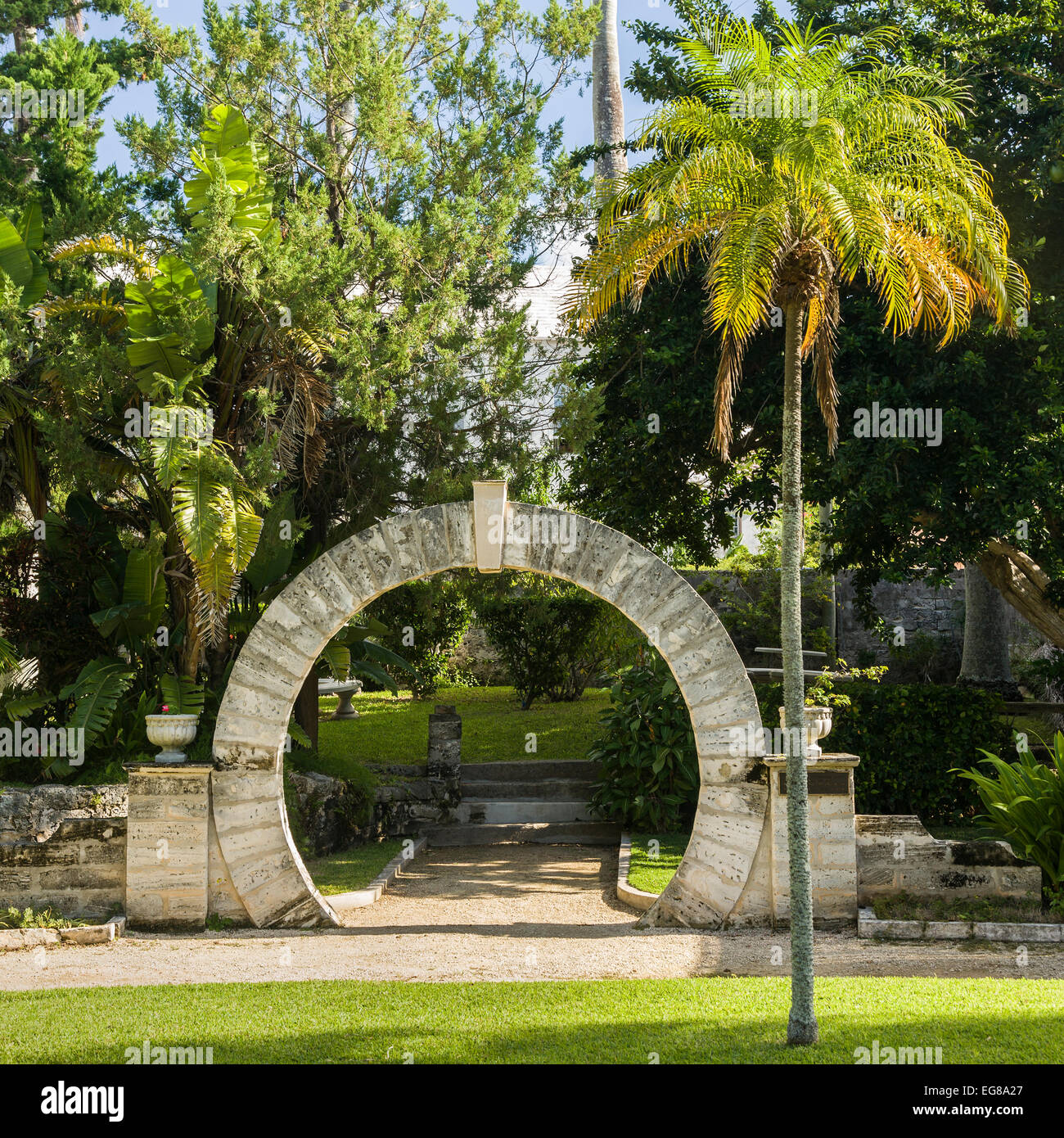 Ein traditionelles Mond-Tor in einem Park in St. Georges, Bermuda. Stockfoto