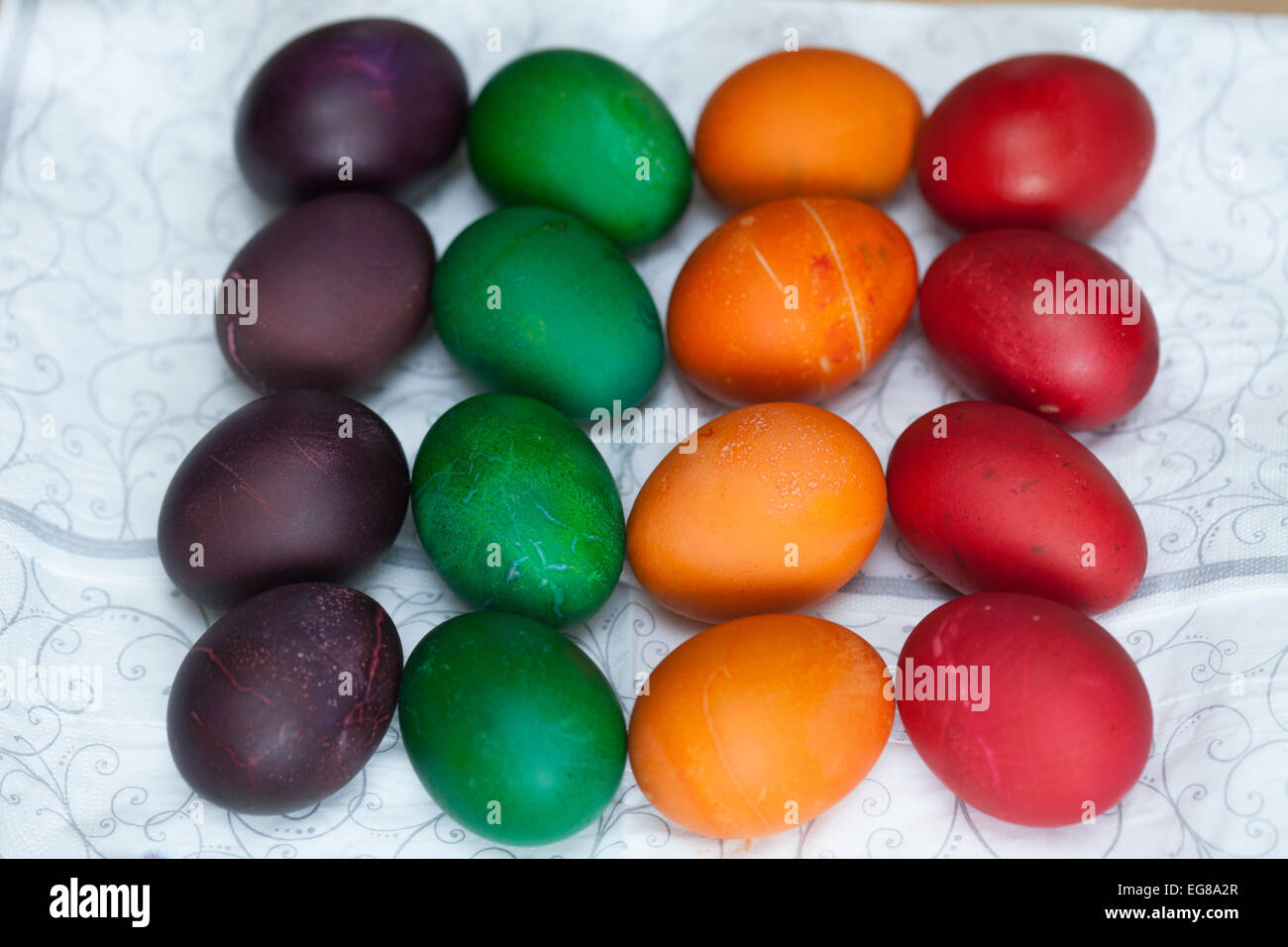 Traditionell gefärbten Eiern in einer Farbe Stockfoto