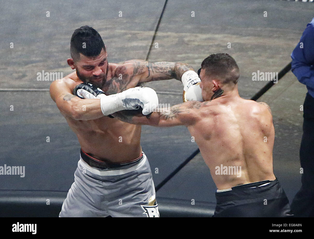 Kämpfen Sie Gabriel Rosado, links und rechts, Bryan Vera während Big-Knockout Boxkampf. Rosado besiegte Vera durch k.o. in der 5. Runde gewinnt die Meisterschaft im Mittelgewicht BKB. D: Gabriel Rosado, Bryan Vera wo: Las Vegas, Nevada, Vereinigte Staaten, wenn: 1 Stockfoto