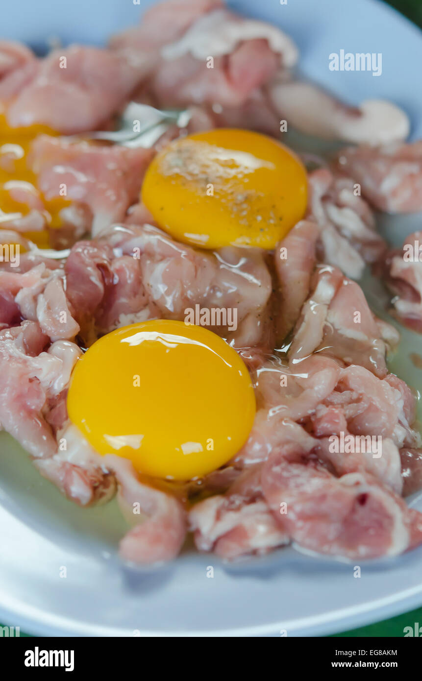 rohes Fleisch und frisch geschnittenem Schweinefleisch, Eigelb Ei Kochen vorbereiten Stockfoto
