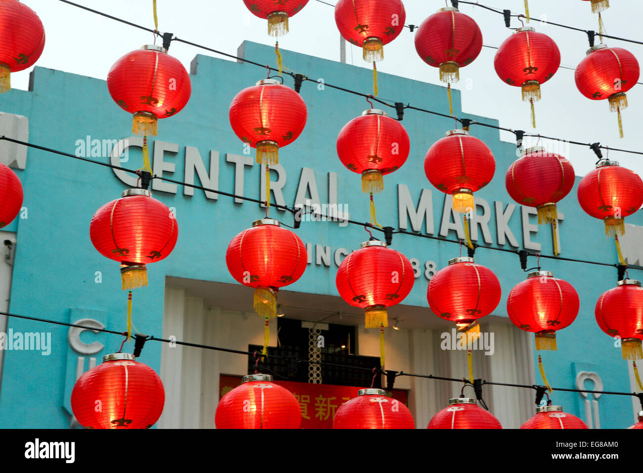 Rote Laternen hängen außerhalb der Zentralmarkt in Chinatown für chinesischen Neujahrsfest Stockfoto