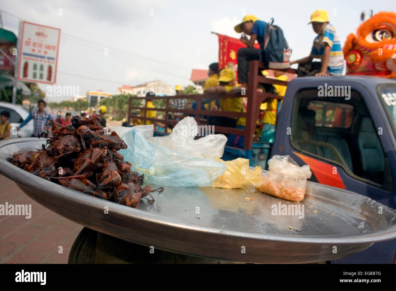 Eine Frau verkauft Streetfood während einer traditionellen chinesischen Neujahr Feier in Kampong Cham, Kambodscha. Stockfoto