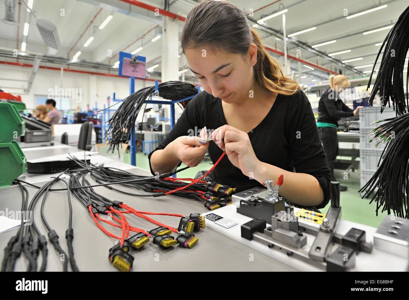 Mitarbeiter in der Fabrik der MD-Elektronik-Chotesov, ist der führende europäische Hersteller von Multimedia-Kabel für Automobile, in Chotesov, in der Nähe von Pilsen, Tschechische Republik, 19. Februar 2015 abgebildet. Das Unternehmen steigerten den Umsatz um ein Fünftel auf Kc5.2bn letztes Jahr, dieses Jahr plant Umsatz von Kc5.4bn und seinen jährlichen Gewinn bewegt sich in der Größenordnung von zehn Millionen Kronen. MD Elektronik ist durch die Größe des Umsatzes das sechstgrößte Unternehmen in der Region Plzen und zählt zu den Top-100-Firmen im Land. Das Unternehmen mit 2.950 Mitarbeitern produziert 40.000 Arten von Kabeln. Es hat zwanzig Jahre lang ausgebaut Stockfoto