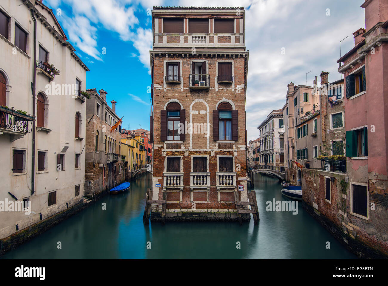 Malerische Aussicht über zwei Wasserkanäle in Venedig, Veneto, Italien Stockfoto