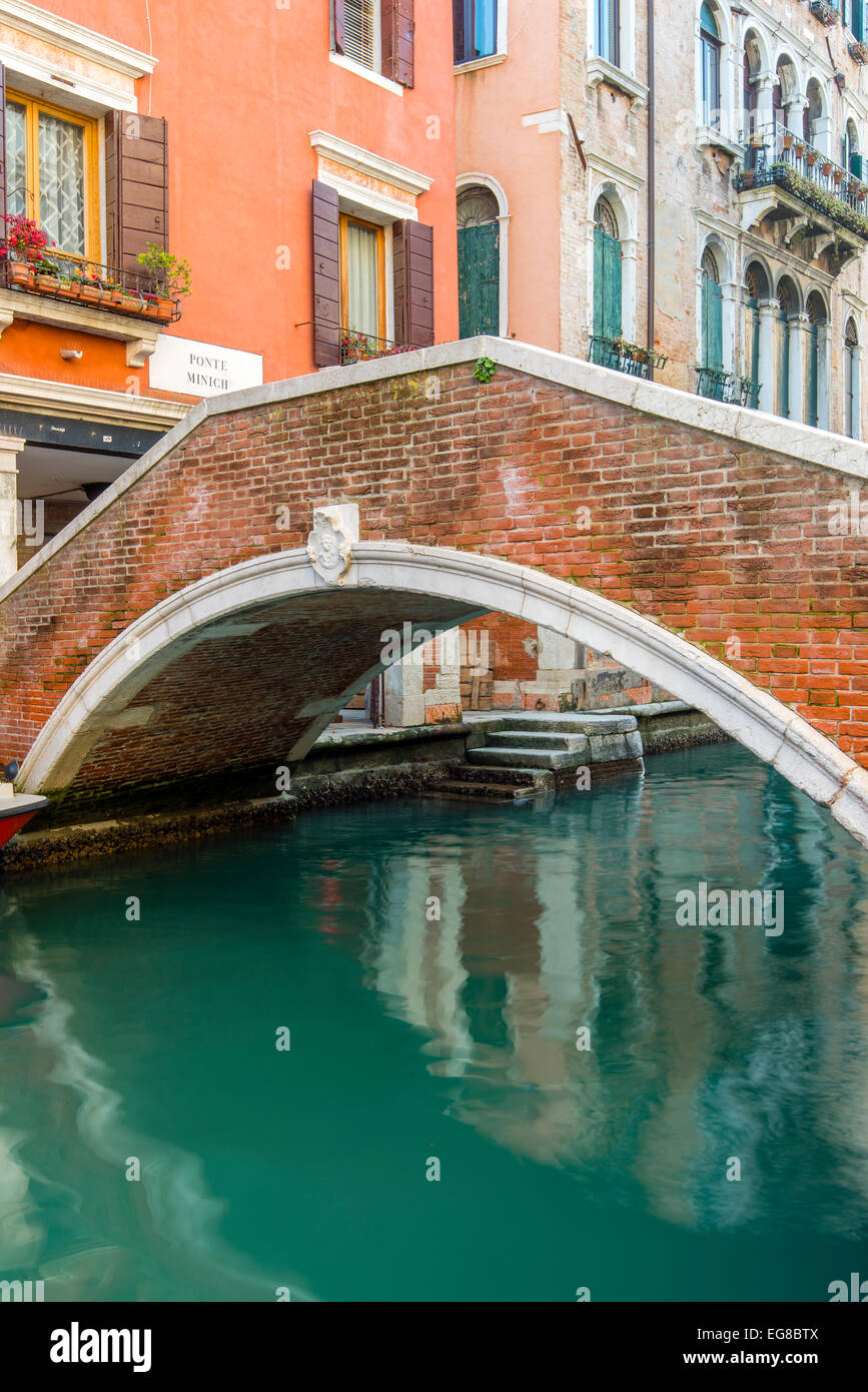 Steinerne Brücke über einen Kanal in Venedig, Veneto, Italien Stockfoto
