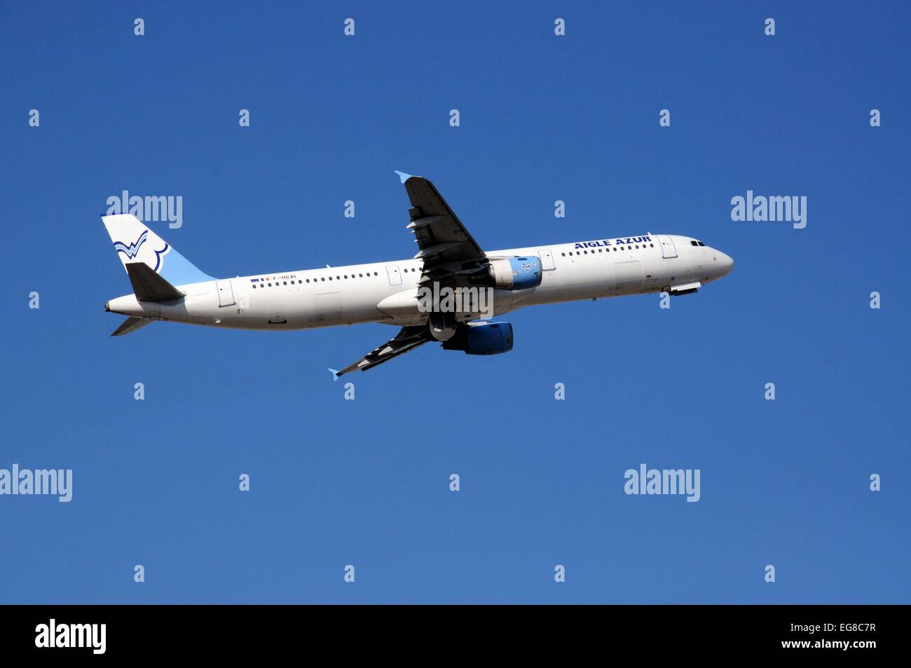 Aigle Azur Airbus A321 vor einem blauen Himmel abheben. Stockfoto