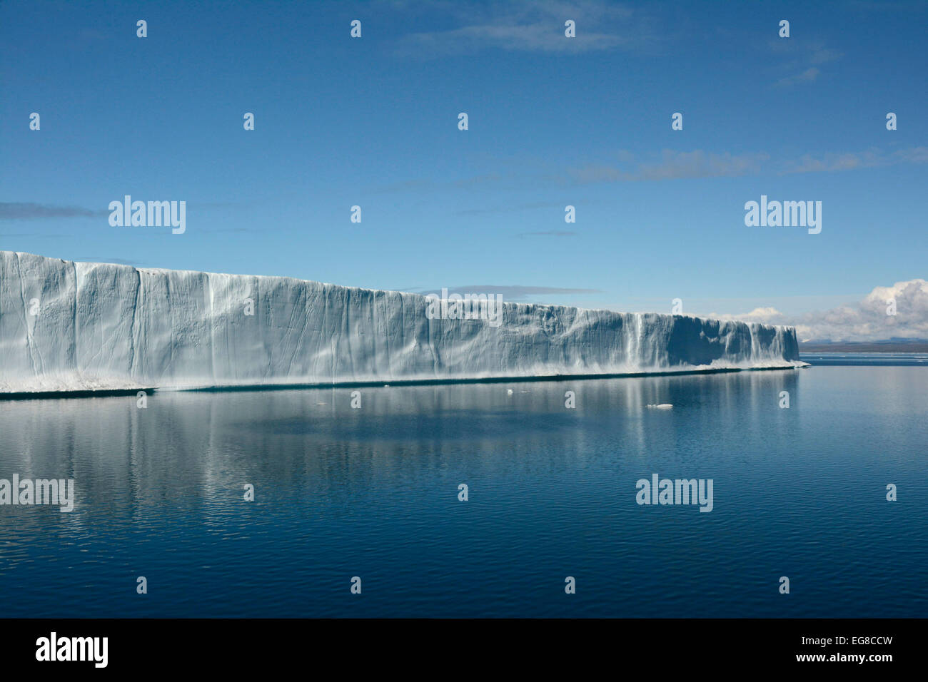 Tabellarische Eisberg vor der Küste von Baffin Island, Nunavut, Kanada, Augsut Stockfoto