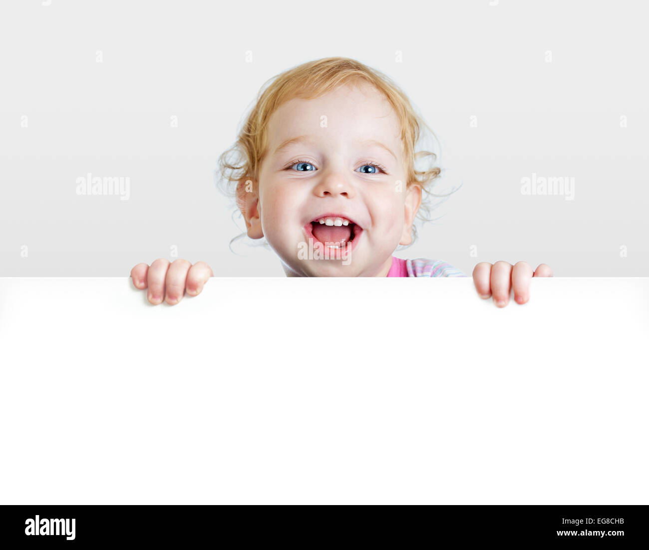 Baby Boy zeigt leere Plakat mit Textfreiraum. Stockfoto