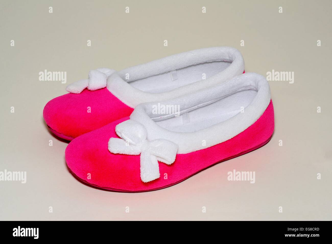 Ein paar Damen rosa Hausschuhe mit weißer Ordnung. Stockfoto