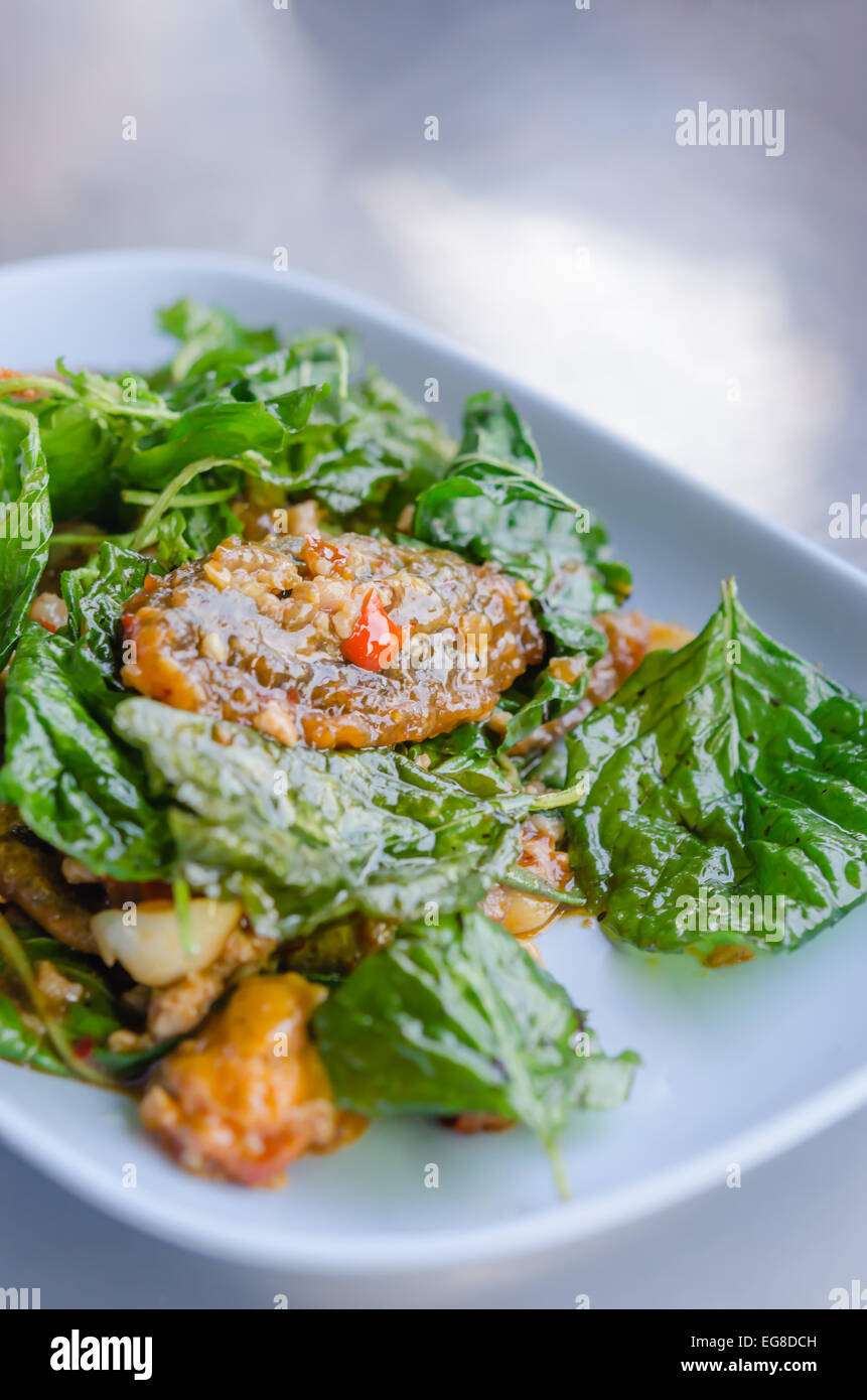 Rühren Sie eingelegte Spiegeleier mit knusprig Basilikum, Chili und Hackfleisch vom Schwein Stockfoto