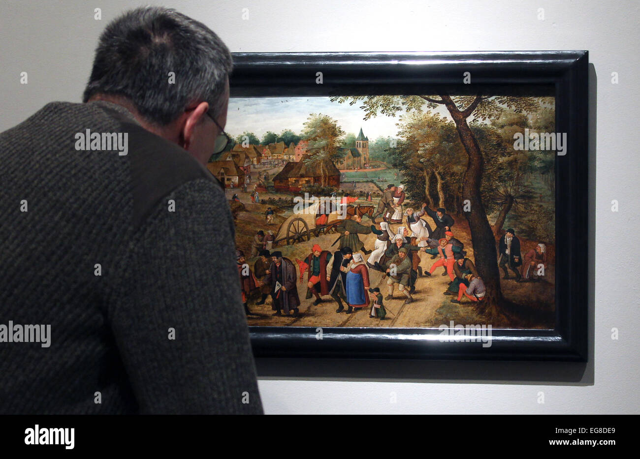 Paderborn, Deutschland. 19. Februar 2015. Ein Mensch bewundert ein Gemälde von Peter Brueghel der jüngere in der Ausstellung "sterben Brueghel-Familie" (The Brueghel Familie) in Paderborn, Deutschland, 19. Februar 2015. Foto: INA FASSBENDER/Dpa/Alamy Live News Stockfoto