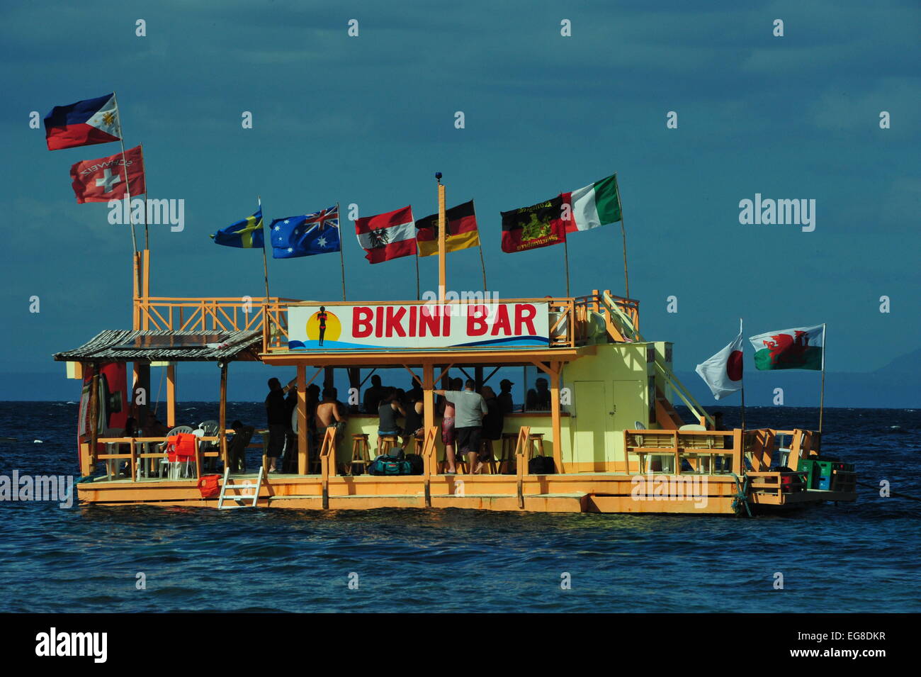Schwimmende Bar, Sabang, Puerto Galera, Mindoro, Philippinen. Stockfoto