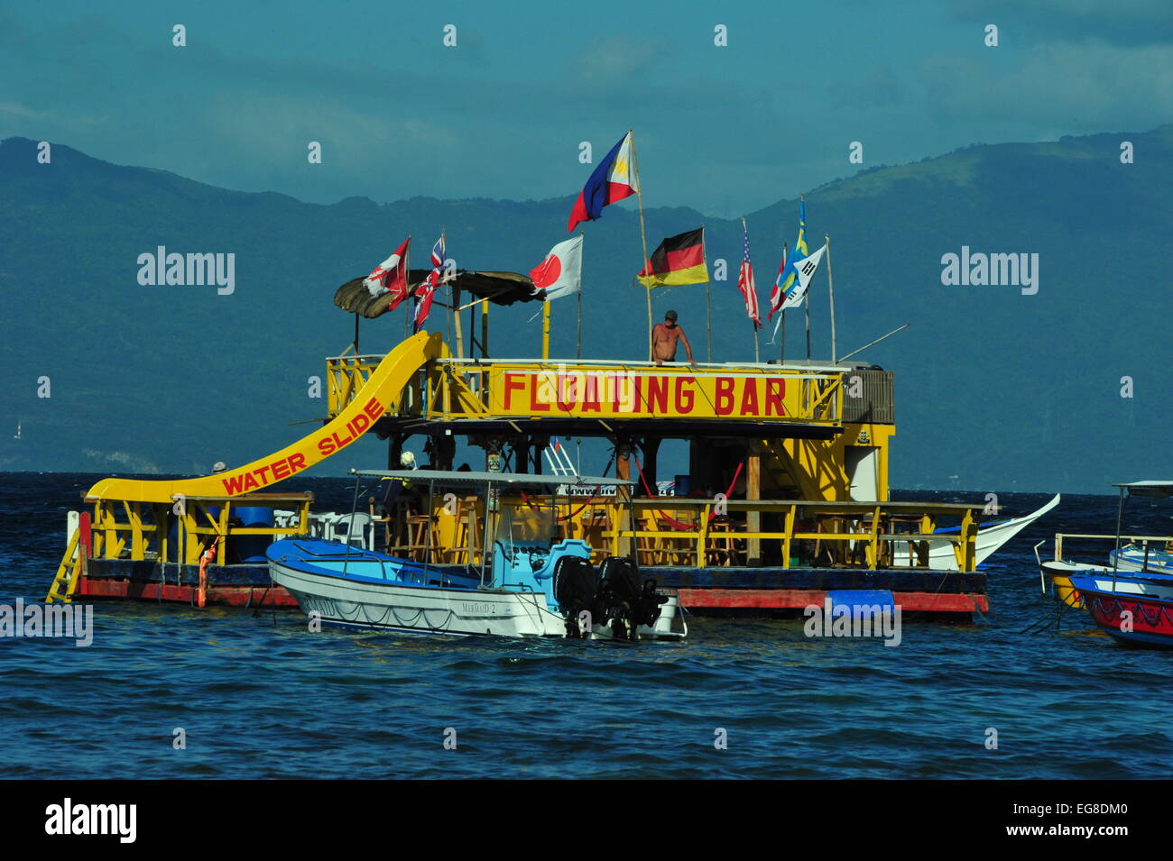 Schwimmende Bar, Puerto Galera, Sabang, Philippinen. Stockfoto