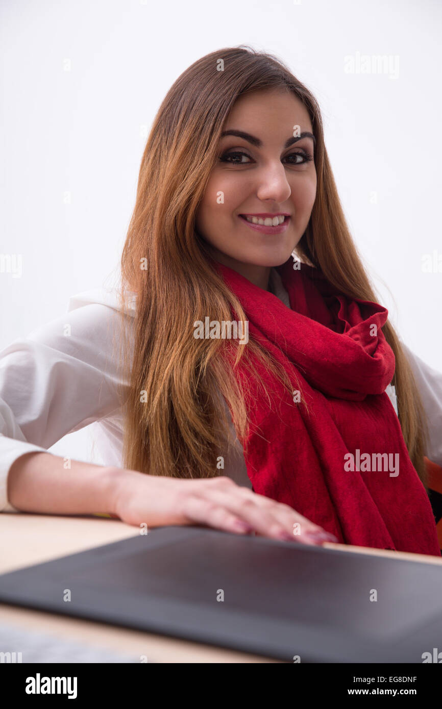 Porträt von eine glückliche junge Frau am Tisch sitzen Stockfoto