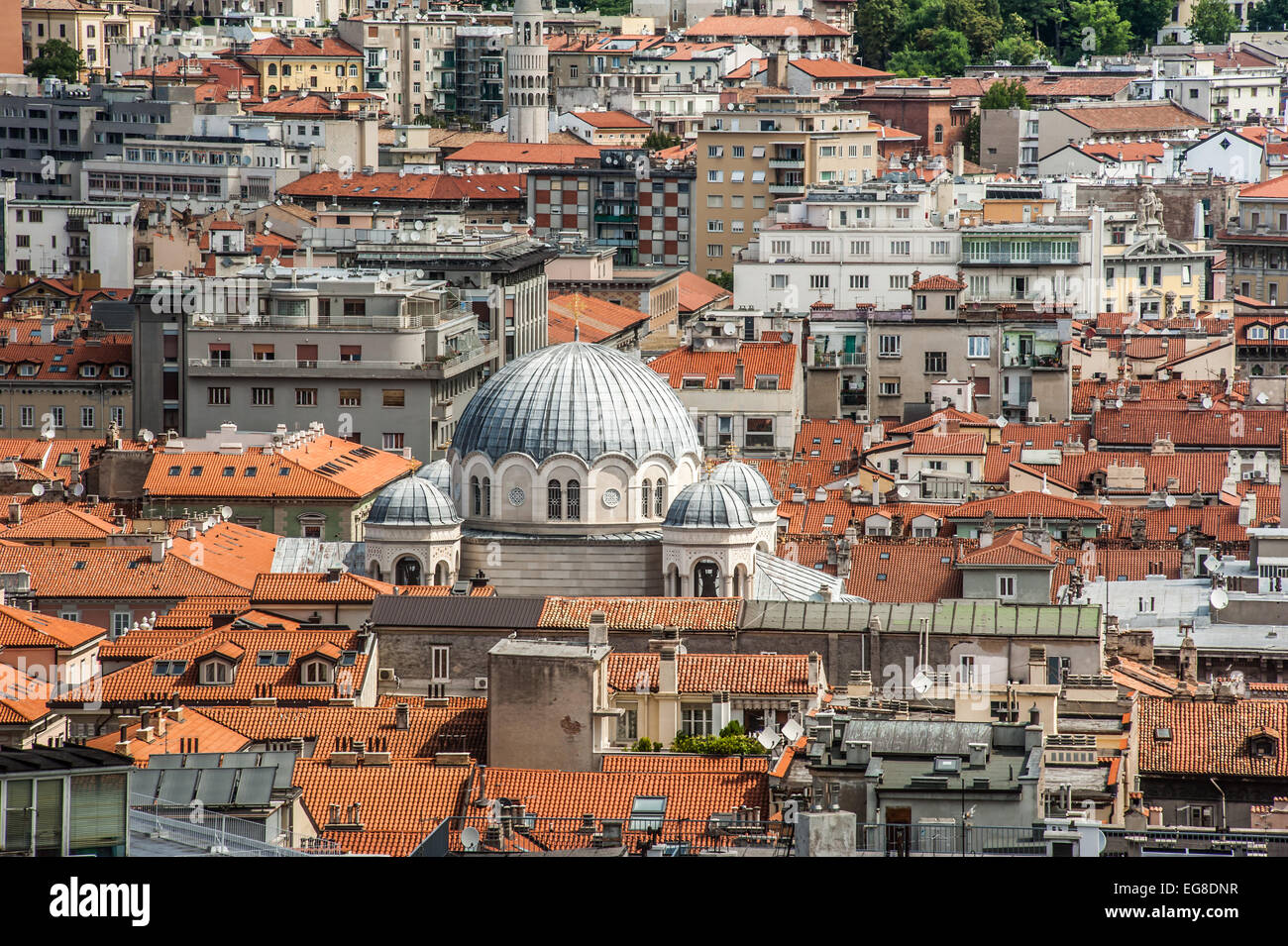 Triest, Italien - die Kuppel der serbisch-orthodoxen Heiligen Spyridon Kirche, umgeben von roten Schindel-Dächer. Stockfoto