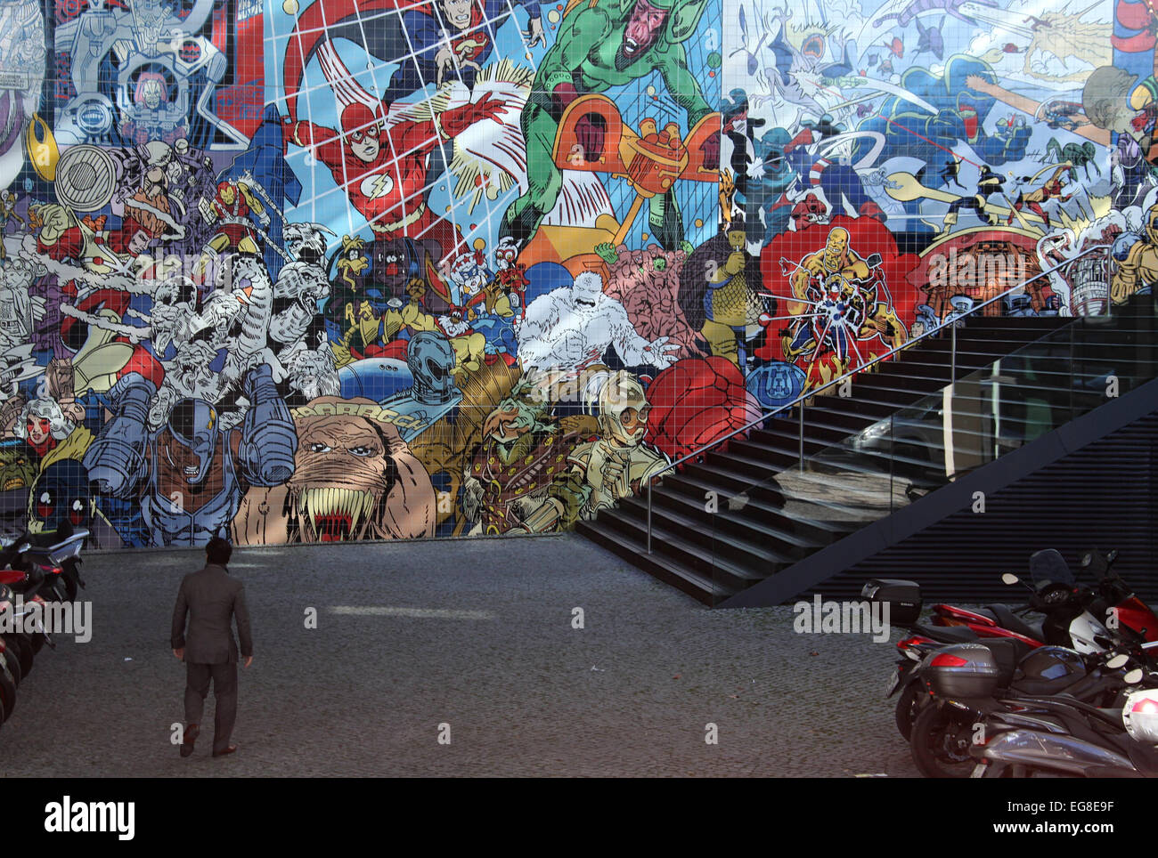 American Pop Art inspiriert geflieste Wandgemälde von Erro an der Metrostation Oriente in Lissabon Stockfoto